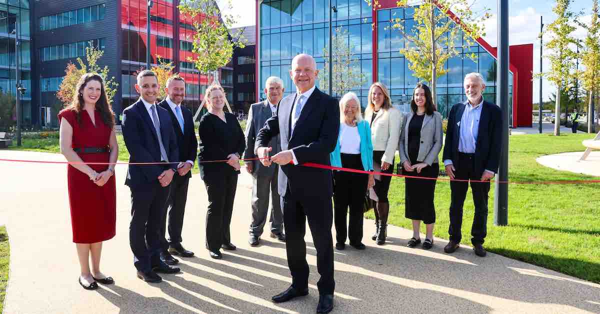 Lord Hague cuts the ribbon on Oxford North