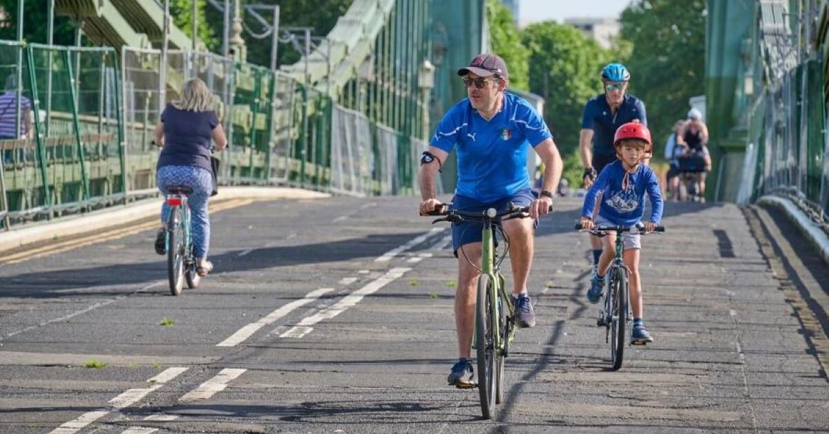 Cycling allowed on Hammersmith Bridge