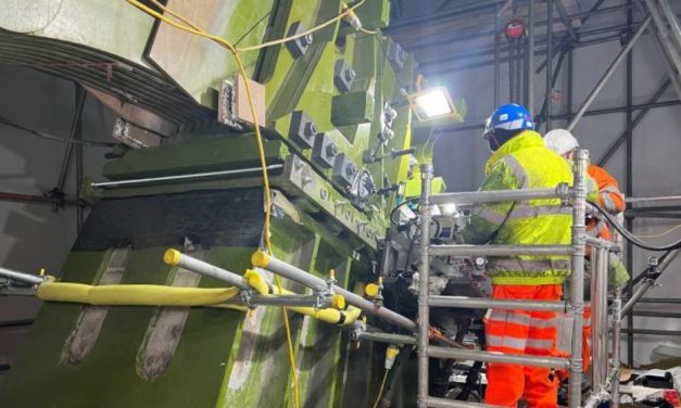 World leading experts restore Hammersmith Bridge