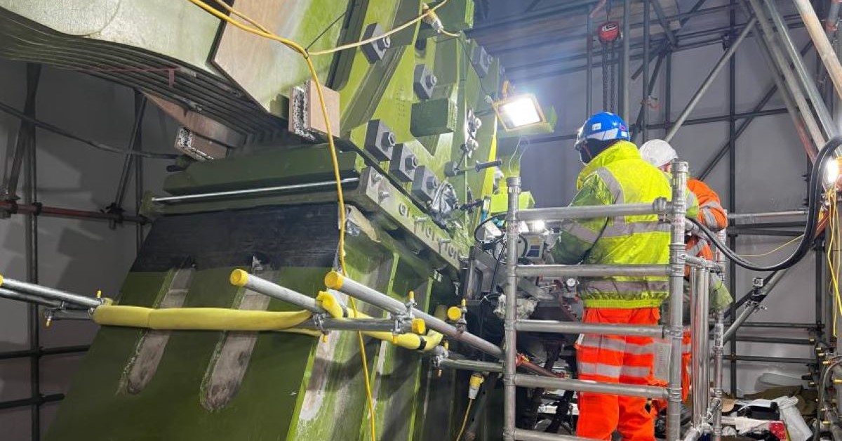 World leading experts restore Hammersmith Bridge